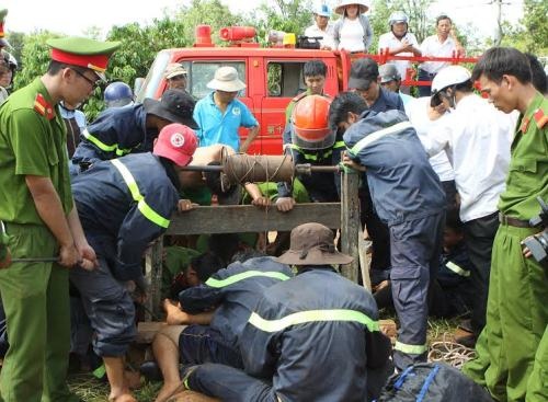 Bị vùi lấp dưới giếng sâu, 1 người tử vong - 1 Cơ quan chức năng đưa thi thể của 2 nạn nhân lên khỏi giếng sâu