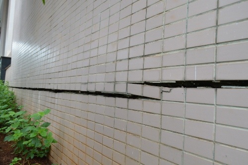 Sai phạm liên tiếp tại Trung tâm Hội nghị tỉnh Đắk Nông - 3 Nhiều vết nứt lớn trên tường