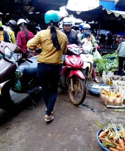 Đắk Lắk: Doanh nghiệp và tiểu thương kêu cứu vì bị huyện làm khó? - 3 Chợ cũ cuống cấp vẫn tấp nập khách mua bán
