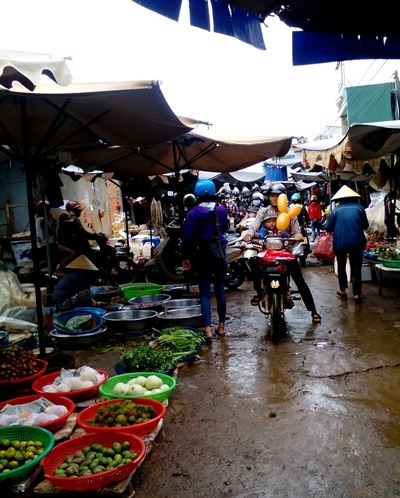 Đắk Lắk: Doanh nghiệp và tiểu thương kêu cứu vì bị huyện làm khó? - 4 Công tác di dời chợ không triệt để khiến các tiểu thương vẫn buôn bán tại chợ cũ