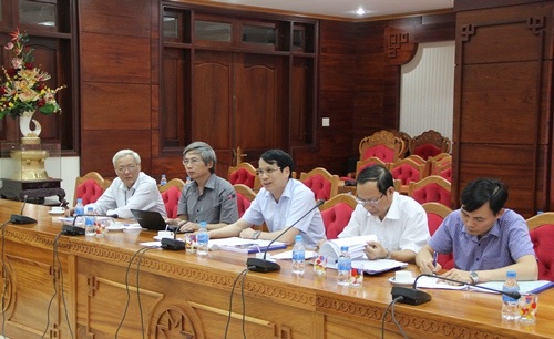 Đắk Lắk: Quán triệt quy chế thi đến từng thí sinh và giám thị coi thi - 1 Thứ trưởng Phạm Mạnh Hùng (ngồi giữa) chỉ đạo công tác chuẩn bị cho kỳ thi THPT quốc gia tại Đắk Lắk