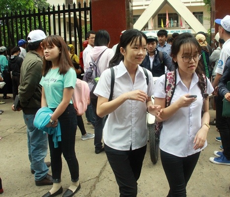 Vẫn có thí sinh bị đình chỉ trong ngày thi cuối - 1 Trong ngày thi cuối cùng tại Đắk Lắk có 2 thí sinh vi phạm quy chế, vắng hàng trăm thí sinh dự thi