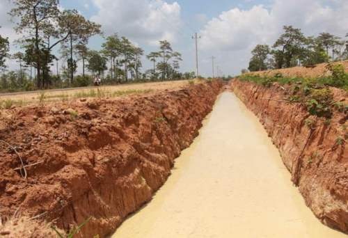Đào hào ngăn voi rừng, một doanh nghiệp bị xử phạt - 1 Hào dài và rộng do Công ty TNHH Hoàn Vũ tự ý đào để ngăn voi rừng và trâu bò phá hoại cây trồng