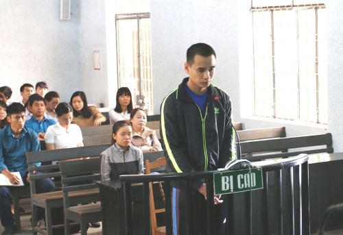 Nam giáo viên đồi bại hiếp dâm cô gái trẻ - 1 Gã giáo viên đồi bại tại phiên tòa