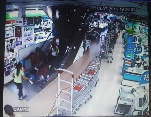 Bé trai 2 tuổi bị thang máy siêu thị cuốn bị thương - 1 Bé trai 2 tuổi bị kẹt vào thang cuốn (ảnh cắt từ clip)