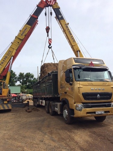 Phạt 83 triệu đồng xe chở đá “khủng” vượt tải trọng 100% - 1 Xe vượt tải khủng chở theo 3 khối đá trăm tấn