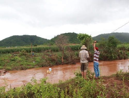 Mưa lớn cuốn trôi cầu, 100 hộ dân bị cô lập - 2 Người dân phải kéo dây cáp bắc qua sông để tiếp tế lương thực