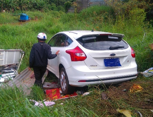 Nữ tài xế phi ô tô xuyên qua nhà dân, lao xuống suối - 2 Ô tô lao xuống bờ suối mới dừng lại
