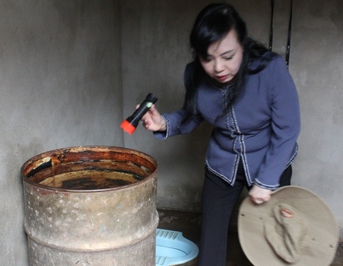 Phó Thủ tướng thị sát điểm nóng sốt xuất huyết - 3
Đích thân Bộ trưởng Bộ Y tế kiểm tra các khu vực chứa nước có thể là căn nguyên phát sinh bệnh sốt xuất huyết tại gia đình người dân.
