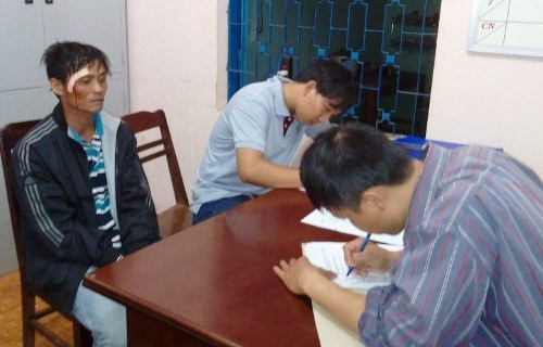 Hiếp dâm em vợ, bị bắt sau 9 năm lẩn trốn vào Tây Nguyên - 1 Đối tượng Toàn sau khi bị bắt giữ (ảnh Cơ quan chức năng cung cấp)