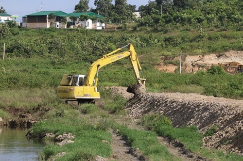Nước suối bất ngờ đổi màu đen ngòm, cá tôm chết hàng loạt - 2 Công ty Green Farm Asia tiến hành khoanh đắp bờ để khắc phục tình trạng vỡ ống nước xả thải ra bên ngoài