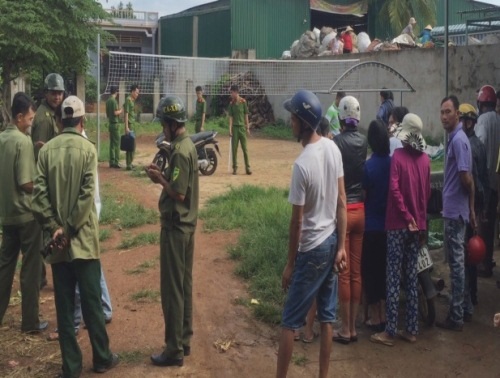 "Nữ quái" rút dao đâm chết người yêu sau chầu nhậu - 2
Hiện trường nơi anh P. bị bạn gái đâm chết.
