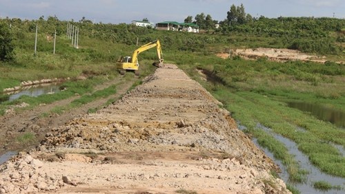 Xử phạt công ty nuôi heo gần 430 triệu đồng vì gây ô nhiễm môi trường - 1 Công ty TNHH Green Farm Asia đã khắc phục tình trạng ô nhiễm môi trường bằng cách đắp bờ ngăn nước thải chảy ra ngoài