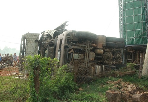 Đầu xe và thân xe bị hư hỏng nặng