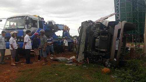 Chiếc xe bồn lật nằm nghiêng