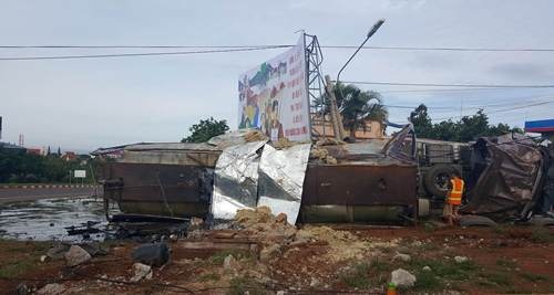 Xe bồn chở theo hàng chục tấn nhựa đường