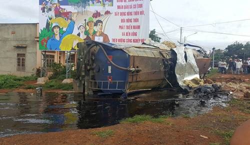 Nhựa đường trên xe tràn lênh láng khắp mặt đường