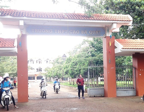 Học sinh đồng loạt phản đối nhà trường dạy học tăng tiết - 1 Trường THPT Cao Bá Quát nơi các học sinh phản đối việc học ngoài giờ