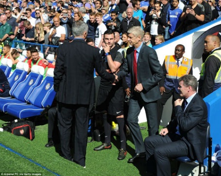 Mourinho chủ động bắt tay, Wenger lạnh lùng - 1 Mourinho chủ động bắt tay Wenger