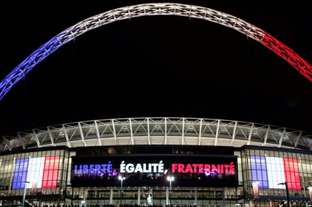 Chùm ảnh: Những người Anh, Pháp chung tay vượt qua nỗi đau - 1 Bên ngoài SVĐ Wembley nổi bật dòng chữ: Tự do, bình đẳng, bác ái