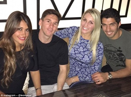Messi rực sáng, “cỗ máy hủy diệt” Barcelona đáng sợ gấp bội - 2 Messi sang nhà Luis Suarez ăn mừng chiến thắng