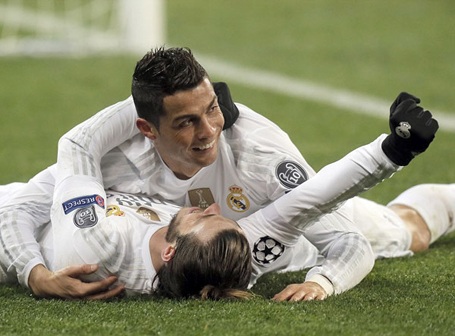 C.Ronado ôm chặt Gareth Bale ăn mừng bàn thắng - 1 C.Ronaldo ôm Gareth Bale ăn mừng bàn thắng