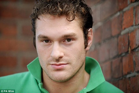 Kẻ hạ bệ “Tiến sĩ búa thép” Klitschko, Tyson Fury là ai? - 1 Tyson Fury chỉ nặng 0,5 kg lúc chào đời