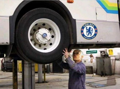 Mourinho đã không thể sửa nổi chiếc xe bus của Chelsea