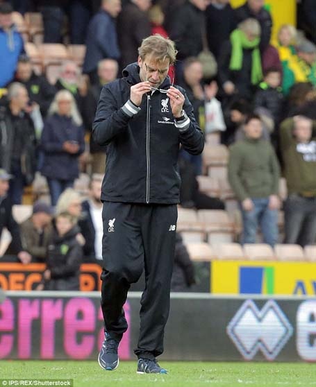 Ăn mừng quá nhiệt, Jurgen Klopp gãy kính - 8 HLV Jurgen Klopp lấy kính dự phòng sau khi bị gãy kính sau pha ăn mừng