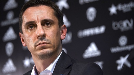 Gary Neville giằng xé nỗi đau sau thảm bại 0-7 trước Barca - 1 Gary Neville không từ chức sau thảm bại trước Barca