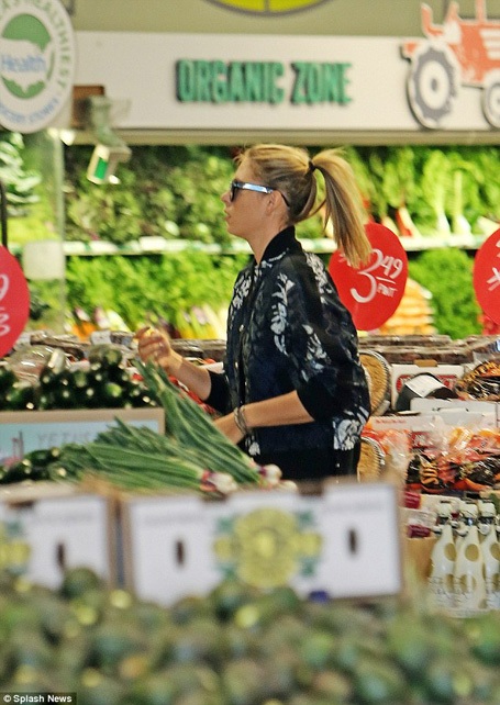 “Búp bê” Sharapova rực rỡ dạo phố trước “bão tố” - 7