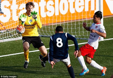 Van der Sar tỏa sáng rực rỡ trong ngày tái xuất sân cỏ - 1 Van der Sar tỏa sáng trong ngày tái xuất sân cỏ