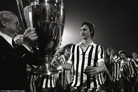 Những hình ảnh đáng nhớ nhất của huyền thoại Johan Cruyff - 5 Johan Cruyff nhận cup C1 năm 1973 sau chiến thắng trước Juventus trong trận chung kết. Ông đã cùng Ajax giành 3 cúp C1 liên tiếp vào các năm 1971, 1972, 1973