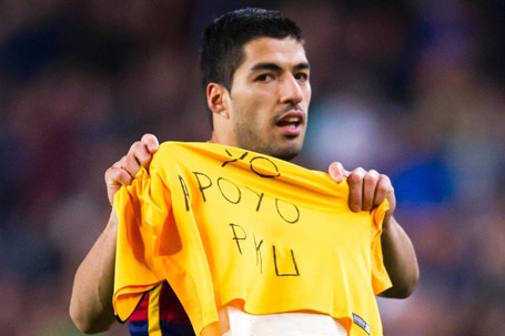 Lập kỷ lục mới, Luis Suarez ăn mừng theo cách đặc biệt - 2 Màn ăn mừng của Suarez với chiếc áo đặc biệt