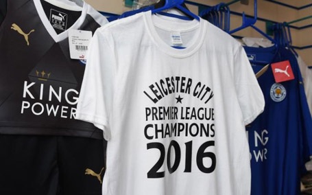 Thành Leicester trang hoàng lộng lẫy, chờ đón cúp vô địch - 9 Những chiếc áo ăn mừng chức vô địch đã được in sẵn