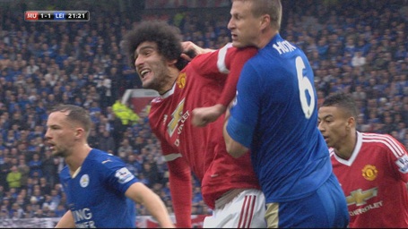 Giật cùi chỏ cầu thủ Leicester, Fellaini sẽ bị treo giò hết mùa? - 1 Fellaini đối diện với án treo giò 3 trận vì hành vi thúc cùi chỏ đối phương