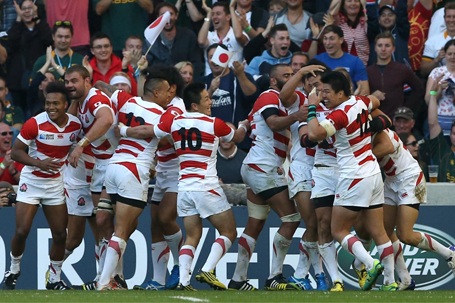 So với Nam Phi, Nhật Bản chỉ như người tí hon đứng cạnh gã khổng lồ. Thế nhưng, đội tuyển xứ sở Mặt trời mọc đã tạo nên cú sốc lớn nhất trong lịch sử Rugby (bóng bầu dục) khi hạ gục Nam Phi với tỷ số 34-32. Mặc dù bị loại nhưng Nhật Bản đã để lại dấu ấn với chiến công kỳ vĩ.