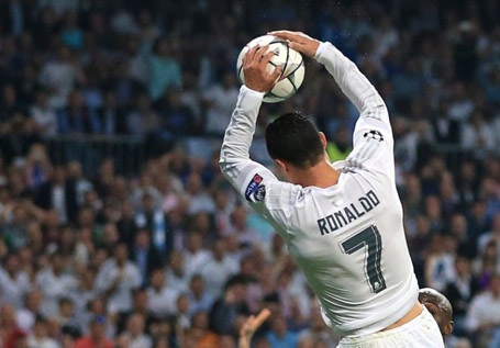 Hài hước với pha “ném bóng” vào gôn của C.Ronaldo - 1 C.Ronaldo cố tình dùng tay chơi bóng sau tình huống việt vị