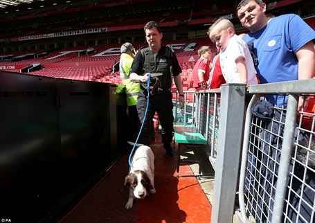 Sự thật bất ngờ về “vật thể lạ” ở sân Old Trafford - 1 Vật thể lạ trong chiếc túi nghi chứa bom chỉ là… “đồ giả”