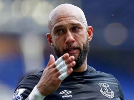 Tim Howard cập bến Everton vào năm 2007. Trong nhiều năm qua, anh là sự lựa chọn thường xuyên trong khung gỗ của CLB. Tuy nhiên, ở tuổi 37, Tim Howard đã mắc sai lầm rất nhiều. Anh đã quyết định rời khỏi sân Goodison Park khi đã “sức cùng lực kiệt”. Trong ngày chia tay Everton, thủ thành người Mỹ đã khóc rất nhiều.