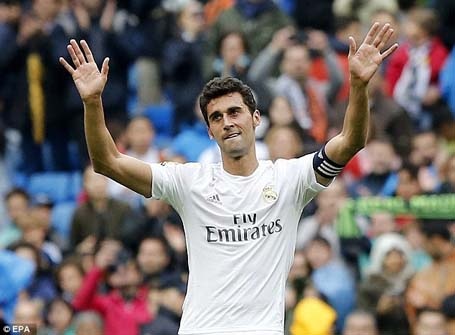 Trong thời gian qua, Real Madrid đã liên tục có động thái tri ân Alvaro Arbeloa (điều này khiến Iker Casillas chạnh lòng). Cầu thủ người Tây Ban Nha ra đi sau 7 năm khoác áo Real Madrid. Hiện tại, chưa rõ bến đỗ mới của Alvaro Arbeloa.