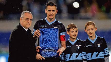 Miroslav Klose đã nói lời chia tay Lazio ở tuổi 38. Theo báo giới Italia, rất có thể cầu thủ này sẽ sang Mỹ để tiếp tục sự nghiệp (thay vì giải nghệ).