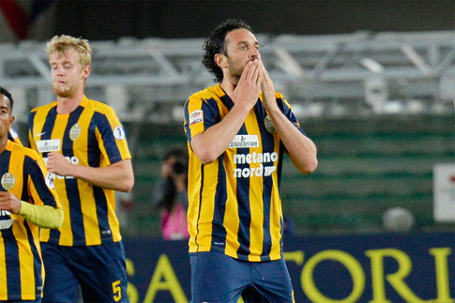 Luca Toni đã chiến đấu như chiến binh dù ở tuổi 40. Thế nhưng, cuối cùng, anh đã “đầu hàng” tuổi tác. Sau khi Hellas Verona xuống hạng, Luca Toni đã quyết định giải nghệ.