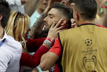 Mỹ nhân nhận được nụ hôn nóng bỏng của ngôi sao Atletico là ai? - 2 Mỹ nhân nhận được nụ hôn nóng bỏng của ngôi sao Atletico là ai? - 2
