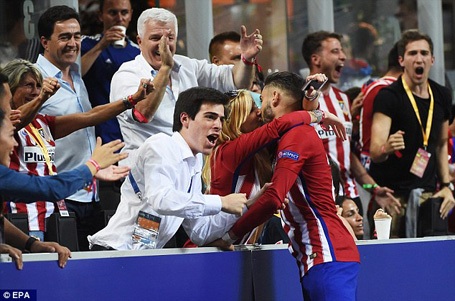Mỹ nhân nhận được nụ hôn nóng bỏng của ngôi sao Atletico là ai? - 1 Mỹ nhân nhận được nụ hôn nóng bỏng của ngôi sao Atletico là ai? - 1