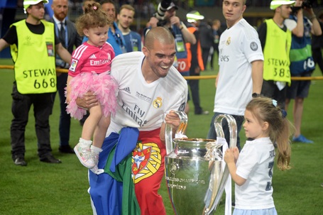 Real Madrid vỡ òa hạnh phúc giương cao cúp vô địch Champions League - 11 Pepe ăn mừng bên các con của mình