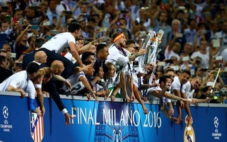 Real Madrid vỡ òa hạnh phúc giương cao cúp vô địch Champions League - 5