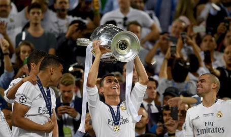 Real Madrid vỡ òa hạnh phúc giương cao cúp vô địch Champions League - 6 Real Madrid vỡ òa hạnh phúc giương cao cúp vô địch Champions League - 6