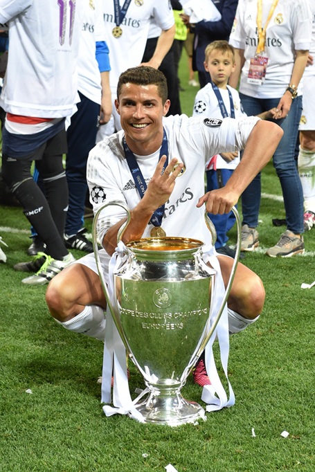 C.Ronaldo ăn mừng chức vô địch Champions League lần thứ 3 trong sự nghiệp
