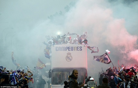 Lễ rước cúp vô địch Champions League hoành tráng của Real Madrid - 1 Hàng vạn CĐV Real Madrid ra đường ăn mừng chiến công của Zidane và các học trò